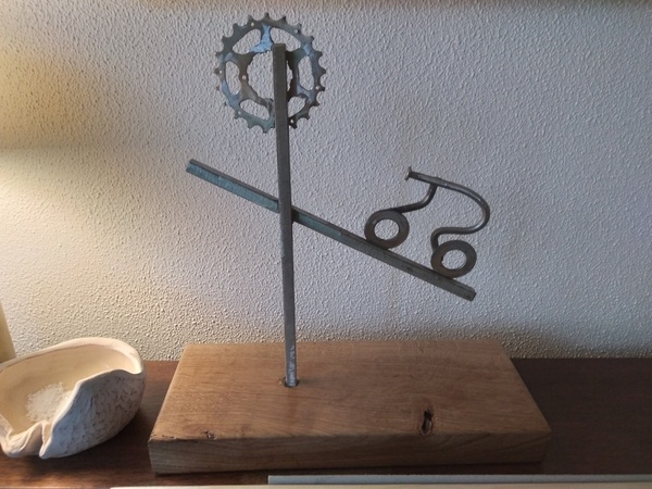 Cycliste dans l'effort , alliant métal et bois.  juin 2023