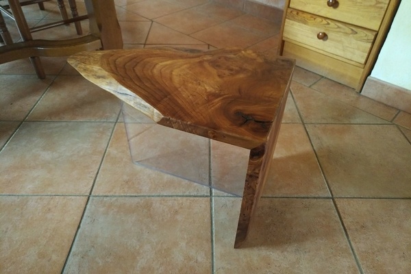Petite table basse en loupe d'orme