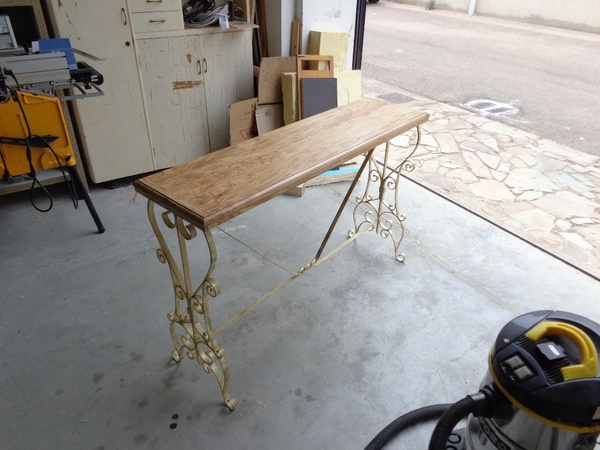 Petit table avec la base de fer forgé