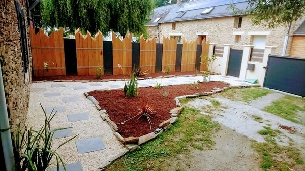 Une clôture mitoyenne en bois exotique