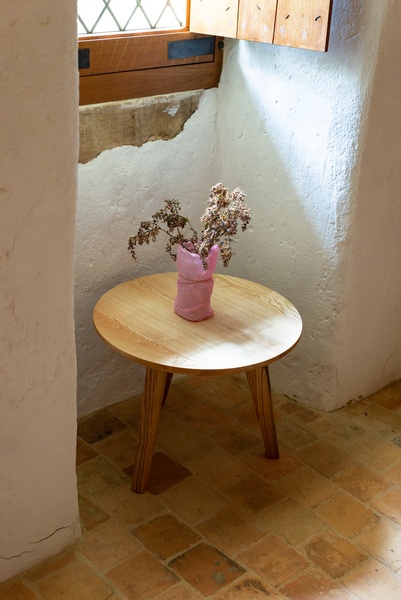 Table basse ronde à 3 pieds