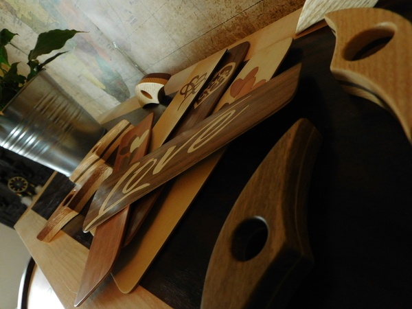 Marques pages bois et accessoires de lecture une main