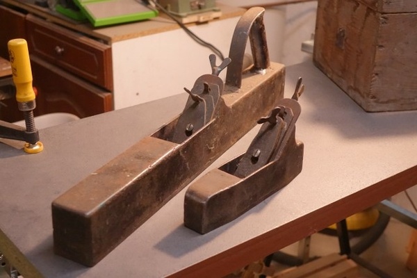 Des rabots en bois en fer, y'en a un autre qui est complètement cintré ! + un peu de tout