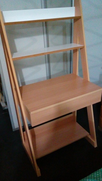 Petit bureau en melamine