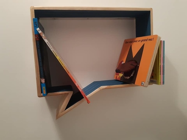 Une étagère en forme de bulle de BD - Phylactère