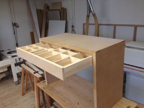 Bureau en MDF et tiroir en sapin