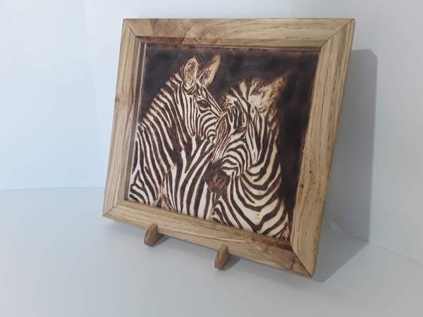 Tableau pyrogravure et cadre en noyer