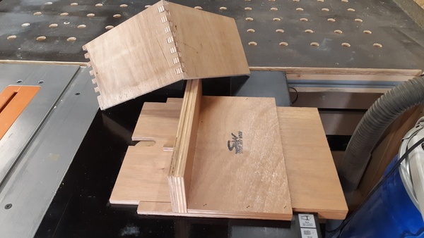 Gabarit à queues droites pour défonceuse sous table