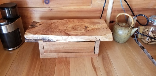 L'étagère vue de face et de dessus.