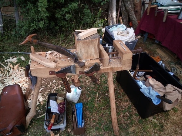 Etabli rustique à ma façon. Etau, billot et banc à parer.