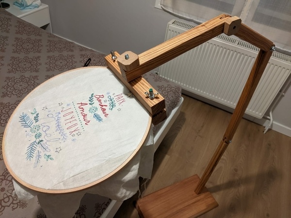 Support articulé de tambour à broder