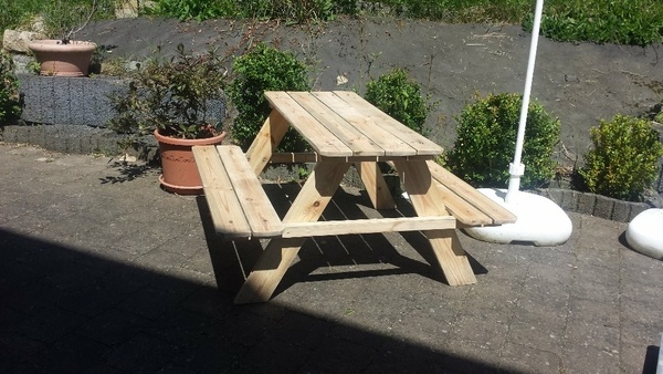Restauration d'une vieille petite table de jardin