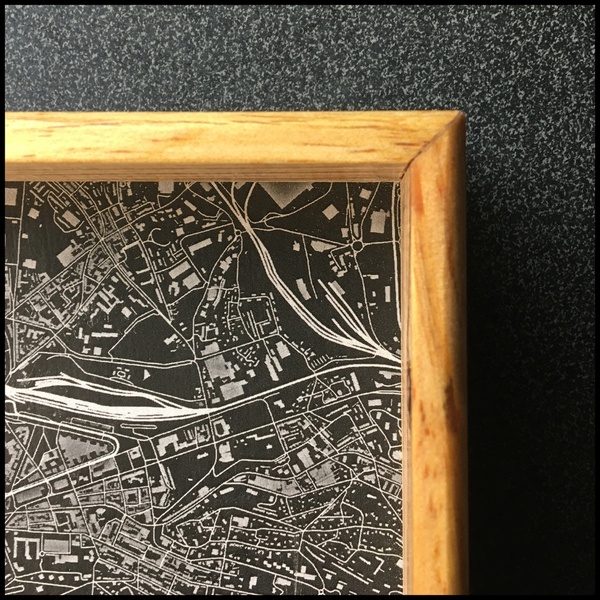 Vide-poche en sapin, orné d’une carte de Saint-Etienne