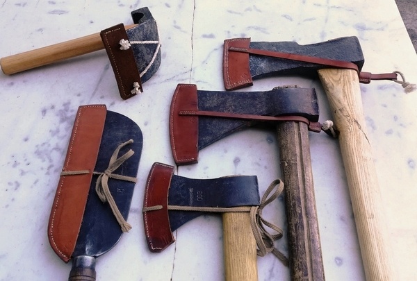 Caches en cuir pour taillants de haches &c