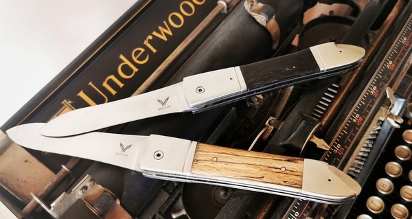 Couteaux pliants ressort intégré aux platines