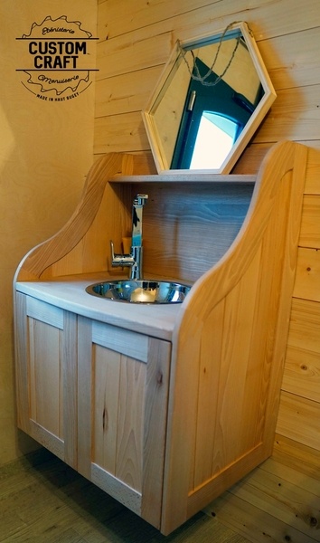 Point d'eau suspendu style WESTERNE au delicieuse joues cintrées