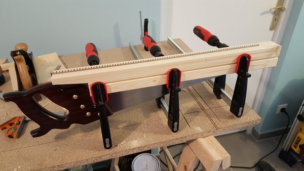 Étau de fortune pour aiguiser une scie