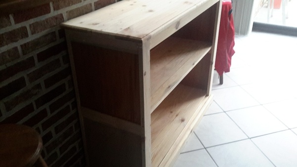 Meuble de salle de bain réalisé avec des palettes il me reste juste à le mettre en couleur