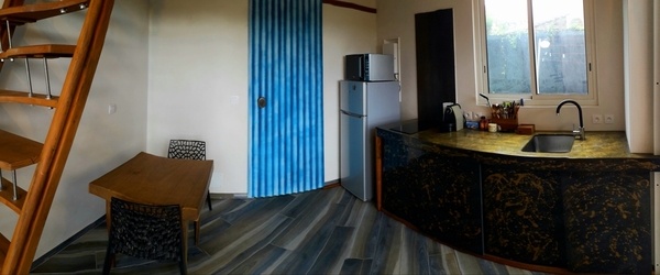 Trois cuisines pour 3 appartements (Or, résine, pierre)