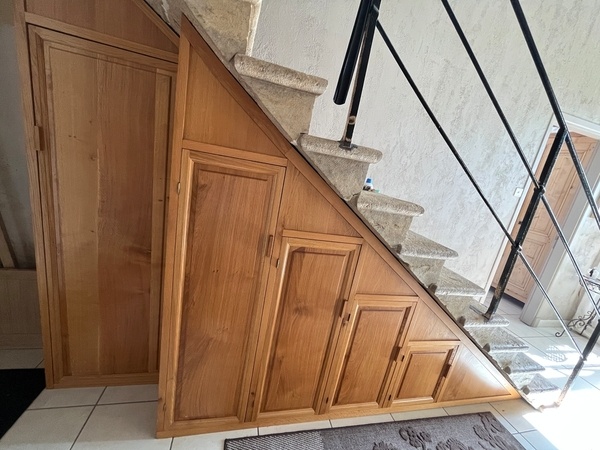 Meuble à chaussures sous escalier