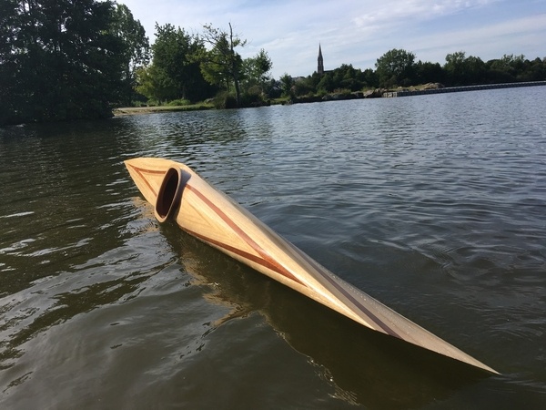 Kayak en lamellé-collé