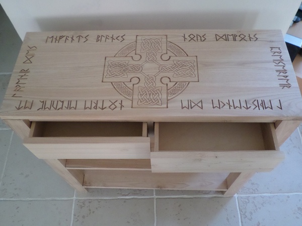 Console avec gravure réalisée à la défonceuse