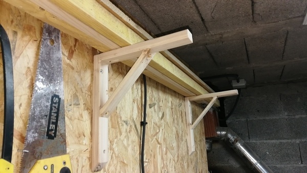 Equerres murales en chutes de bois