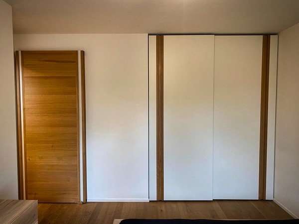 Armoire encastrée et porte coulissante, chêne et strat'