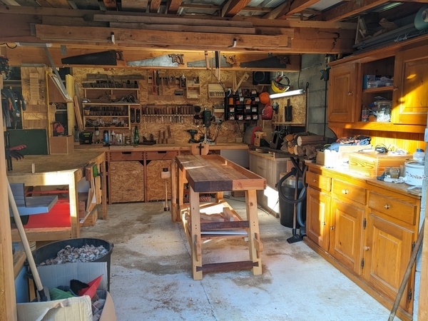 Pas très grand mais suffisant pour les outils manuels