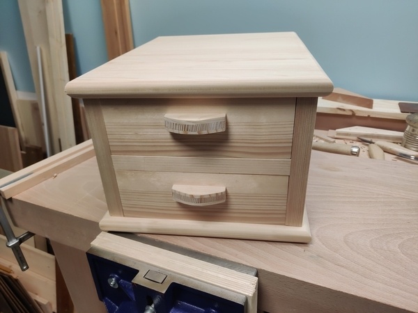 Petit meuble avec deux tiroirs posé sur l’établi