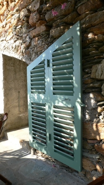 Persiennes trapézoïdales repliables