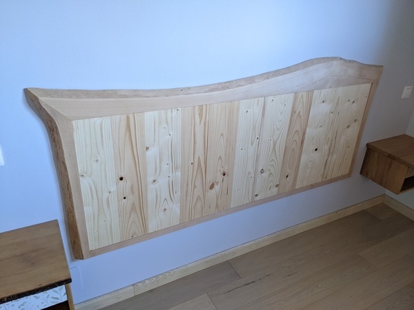 Tete de lit pour accompagner les tables.