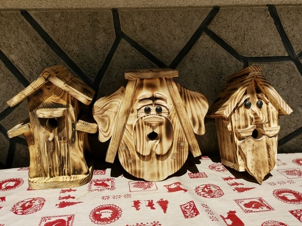 Nichoirs personnages en bois brulé