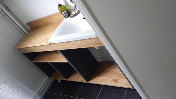 Meuble sous lavabo de salle de bain prolongé d'un plan de travail