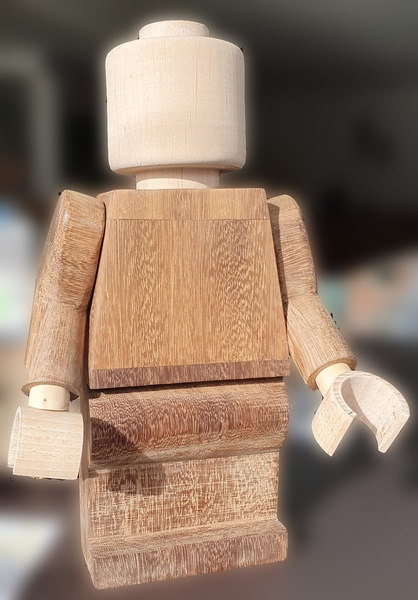 Un légo tout en bois à l'échelle 78:10
