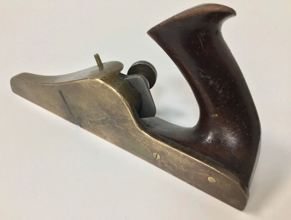 Rabot à recaler en bronze poignées bois de Rose à identifier