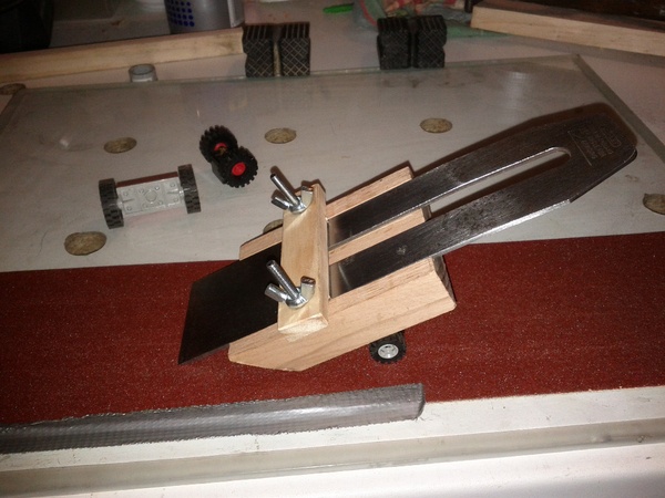 Guide d'affûtage avec des roues en Lego