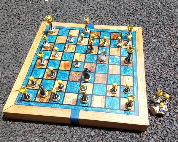 Echiquier en epoxy et hetre échauffé