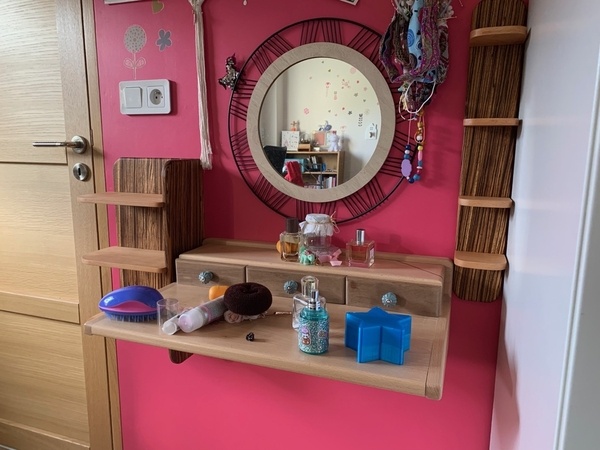 Étagères autour d'une coiffeuse