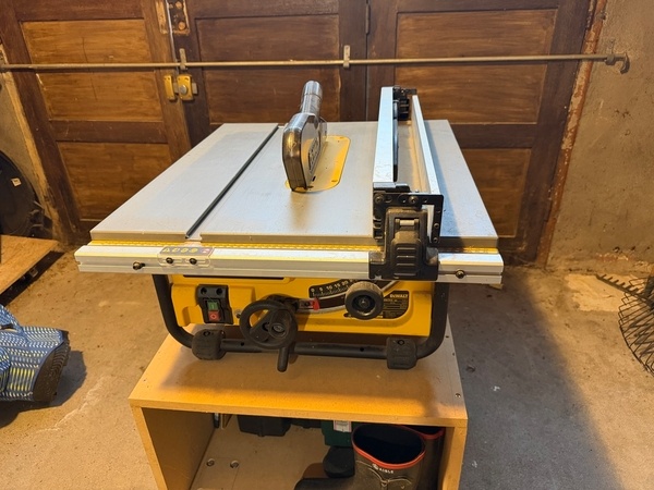 Scie à table DEWALT DW745