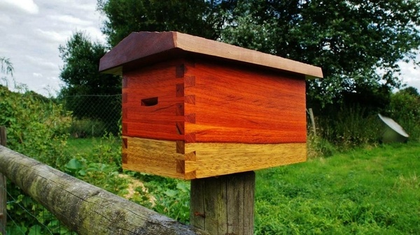 Petite tirelire d'extérieur.