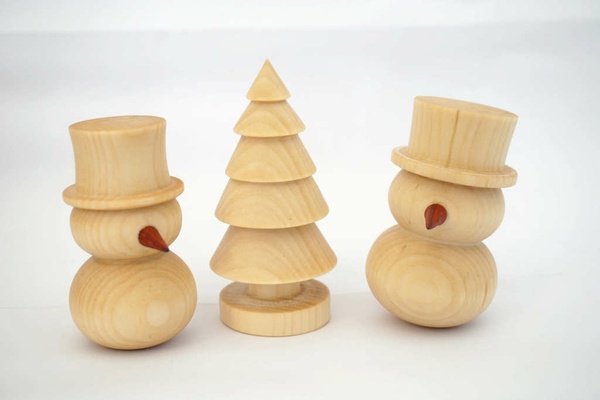 Bonhomme de neige et sapin tournés