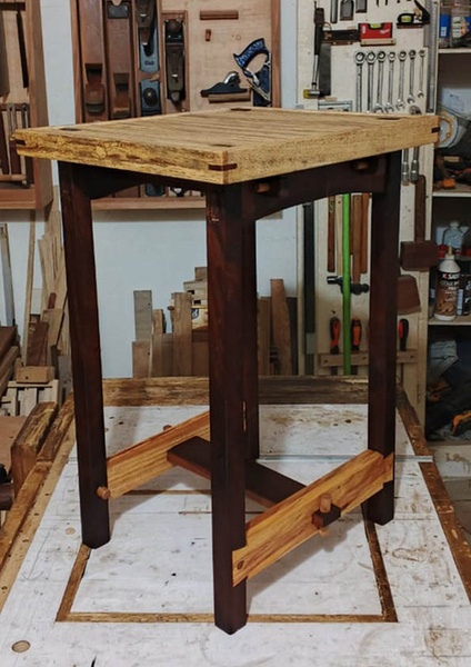 Un petit tabouret. Maintenant, en bois