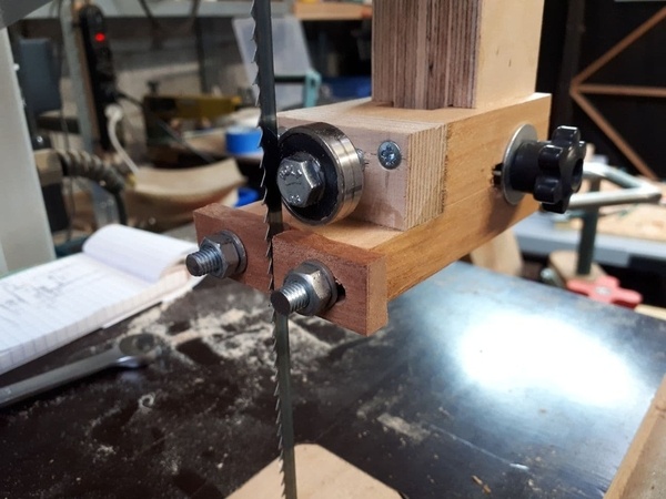 Mise à jour des guides d'une scie à ruban