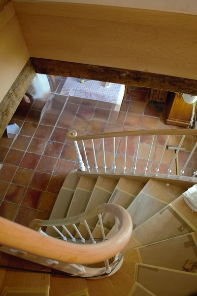 Escalier courbe avec main courante lamellée collée