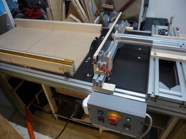 Le guide parallèle en place. La partie droite est fixe (mais déplacable). La partie gauche est mobile.