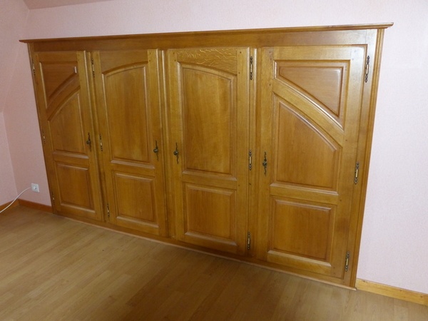 Façades de placards dans une chambre en comble aménagé