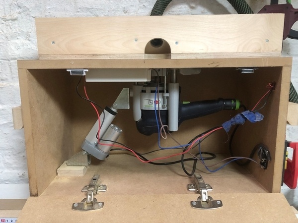 La boite ouverte avec le système de cablage et le vérin