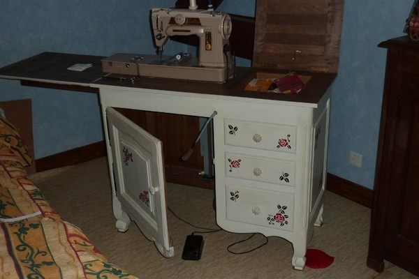 Meuble de machine à coudre
