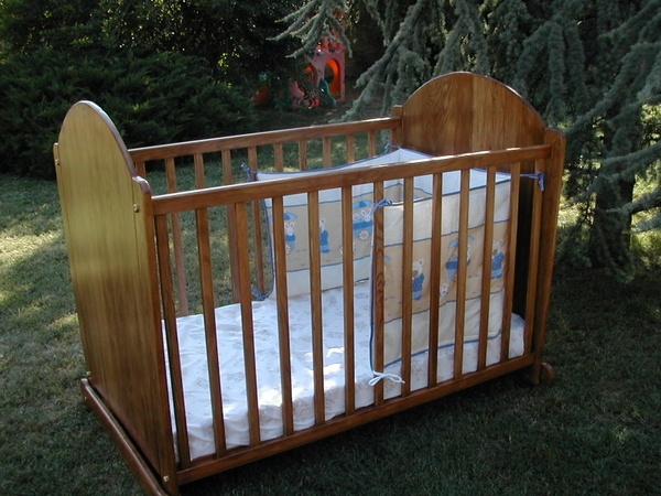 Lit de bébé et commode